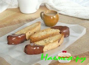 Порежьте батон кусочками Порежьте батон кусочками