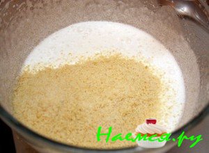 Белки, сахар и миндаль измельчите Белки, сахар и миндаль измельчите