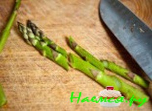 Порежьте спаржу Порежьте спаржу
