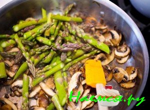 Обжарьте спаржу с грибами Обжарьте спаржу с грибами
