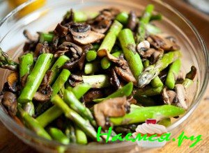 Переложите грибы со спаржей в чашку Переложите грибы со спаржей в чашку