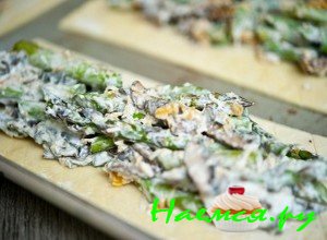 Положите на тесто начинку Положите на тесто начинку