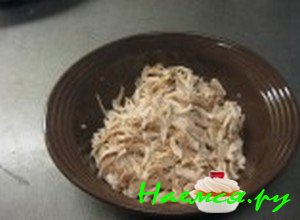 Порежьте мясо в чашку Порежьте мясо в чашку