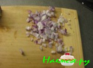 Измельчите лук Измельчите лук