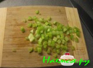 Измельчите сельдерей Измельчите сельдерей