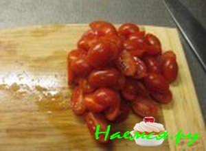 Порежьте помидоры Порежьте помидоры
