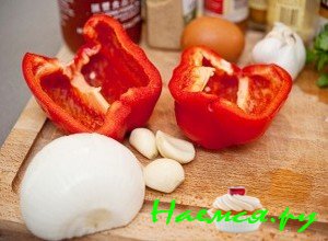 Почистите перец, лук и чеснок Почистите перец, лук и чеснок