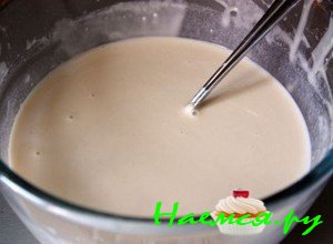 Смешайте ингредиенты для блинов Смешайте ингредиенты для блинов