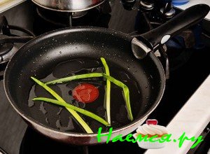 Выложите зелёный лук на сковородку - фото Выложите зелёный лук на сковородку - фото