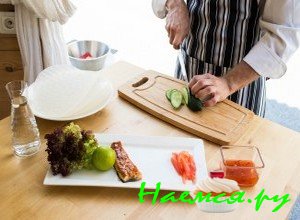 Порежьте огурец тонкой полоской - фото Порежьте огурец тонкой полоской - фото