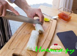 разрежьте спринг ролл на 4 части разрежьте спринг ролл на 4 части