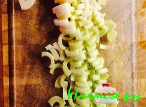 Порежьте лук-порей Порежьте лук-порей