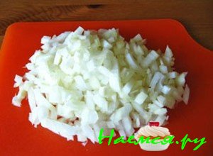 Порежьте лук кубиками - фото Порежьте лук кубиками - фото