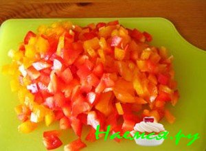 Порежьте болгарский перец кубиками - фото Порежьте болгарский перец кубиками - фото