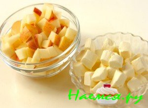 Порежьте кубиками яблоки и плавленный сыр Порежьте кубиками яблоки и плавленный сыр