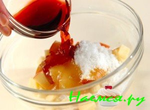 Добавьте в яблоки муку и яйцо - фото Добавьте в яблоки муку и яйцо - фото