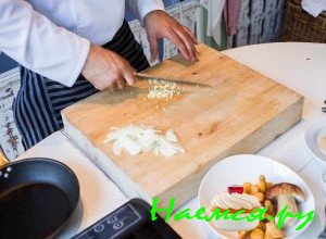 Порежьте лук полукольцами - фото Порежьте лук полукольцами - фото