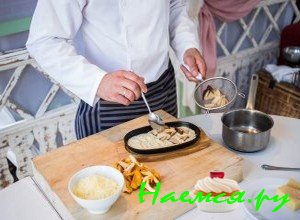 сверху на соус выложите белые грибы - фото сверху на соус выложите белые грибы - фото