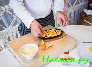 Следующим слоем выложите лисички - фото Следующим слоем выложите лисички - фото