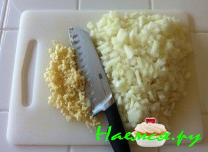 Порежьте мелко лук и чеснок Порежьте мелко лук и чеснок