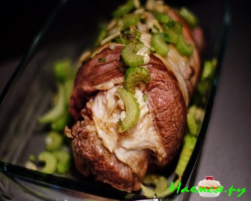 Говяжья грудинка, запеченная с сельдереем фото Говяжья грудинка, запеченная с сельдереем фото