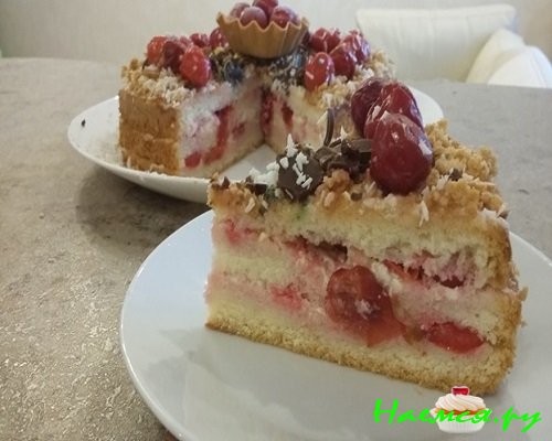 Бисквитный пирог с вишней Бисквитный пирог с вишней