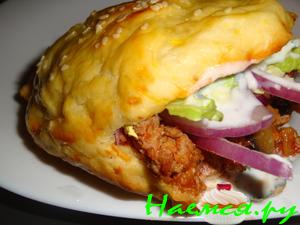 Булочка-пита с начинкой из фарша