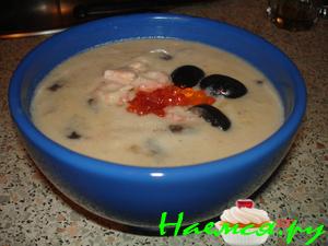 Суп на сливках с креветками, семгой и икрой