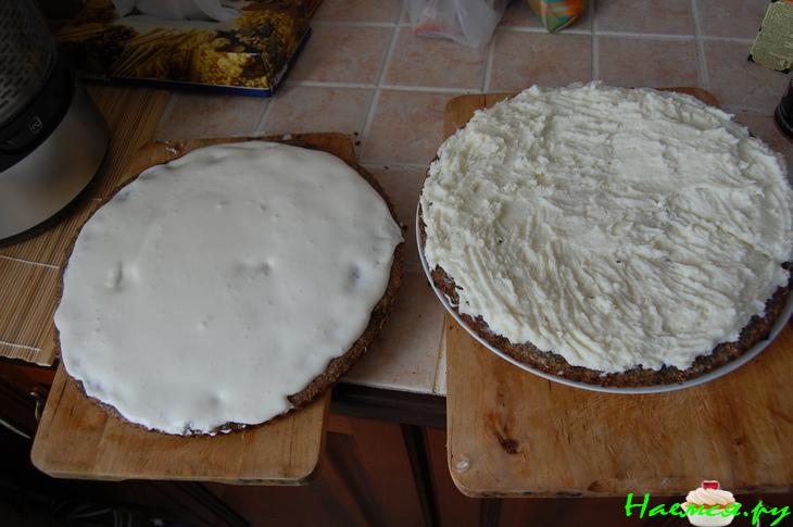 Торт маковый с клубникой