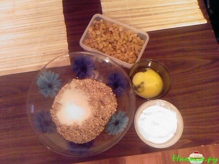 Рулет с изюмом и орехами