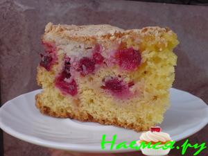 Пирог с вишней и безе