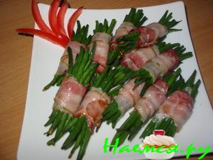 Закуска из стручковой фасоли в беконе