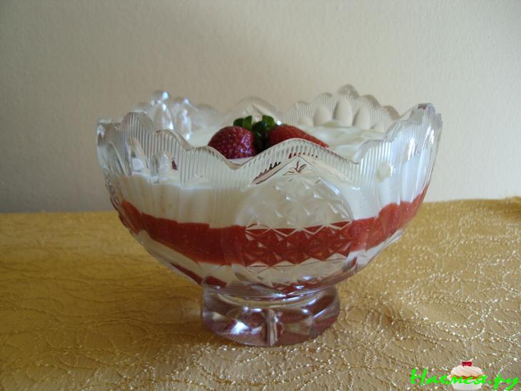 Ванильный пудинг с клубникой