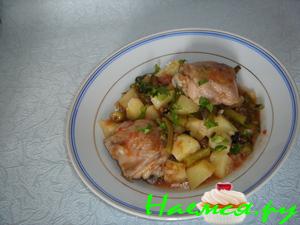 Картофель с куриными бедрышками и зеленой фасолью