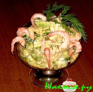 Салат с креветками, огурцом и авокадо