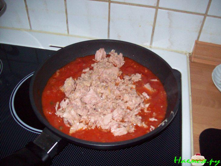 Томатен спагетти под нежным соусом с тунцом и каперсами