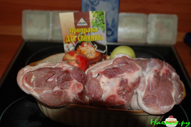 Рулька с яблоками