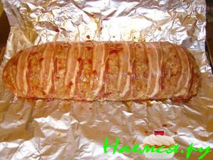 Мясной рулет с беконом, сыром и черносливом