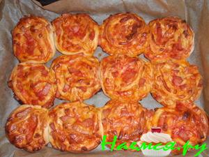 Розовые булочки с сыром и колбасой