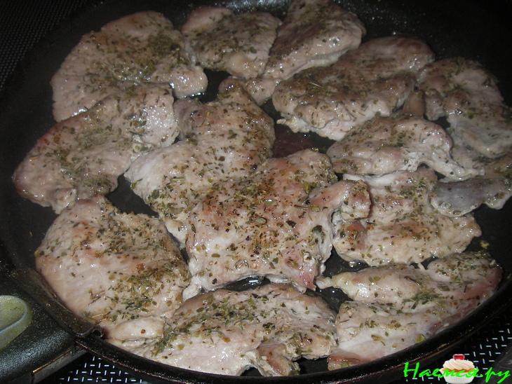 Свинина с шампиньонами и соусом из голубого сыра