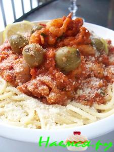 Спагетти с беконом и креветками с соусом песто