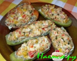 Куриные "бочонки" в кабачковых лодочках (или фаршированные кабачки) Куриные "бочонки" в кабачковых лодочках (или фаршированные кабачки)