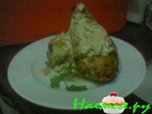 Фаршированная куриная грудка со сливочно-ореховым соусом