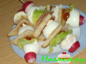 Шашлычки из вареных яиц и овощей