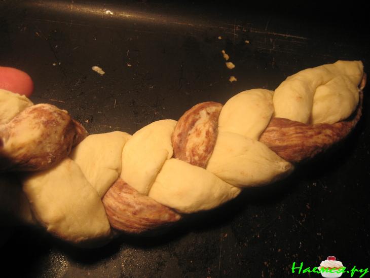 Косичка с какао и клубничным джемом