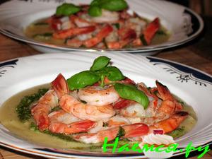 Креветки на картофельном креме с песто (Gamberoni su crema di patate e pesto)