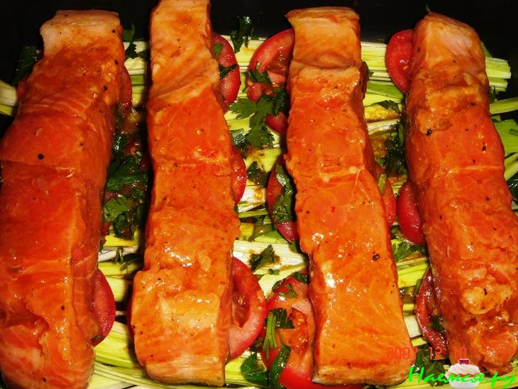 Стейки из семги на помидорах с пореем