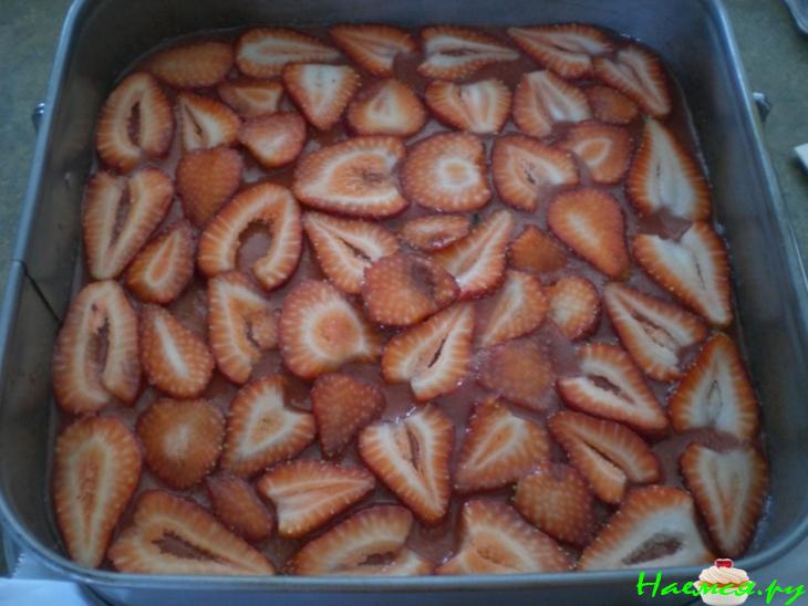 Очень клубнично-творожный торт 