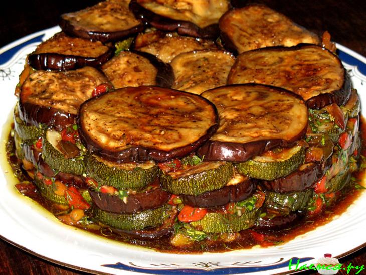 Грилованные баклажаны и цуккини, замаринованные с запечённой паприкой и зеленью
