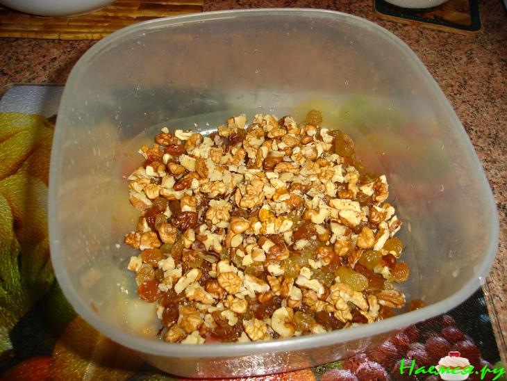 Салат "Изюминка" со свеклой и черносливом